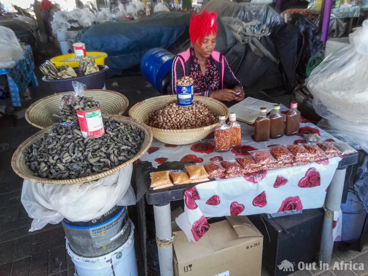 Marktfrau auf dem Oshetu Community Market