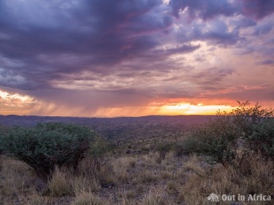 Regen am Us-Pass. Am Horizont der Gamsberg. Sonnenuntergang Us-Pass