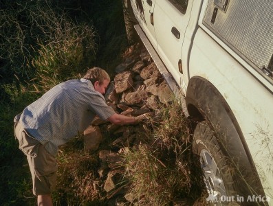 Damit unser Auto nicht links den Abgrund runter rutschen konnte, baute Anette eine Mauer aus Felsbrocken Anette beim Auto-Recovery