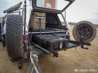 Unsere Ausrüstung verstauen wir in einem Schubladensystem im Auto Ladefläche unseres Autos